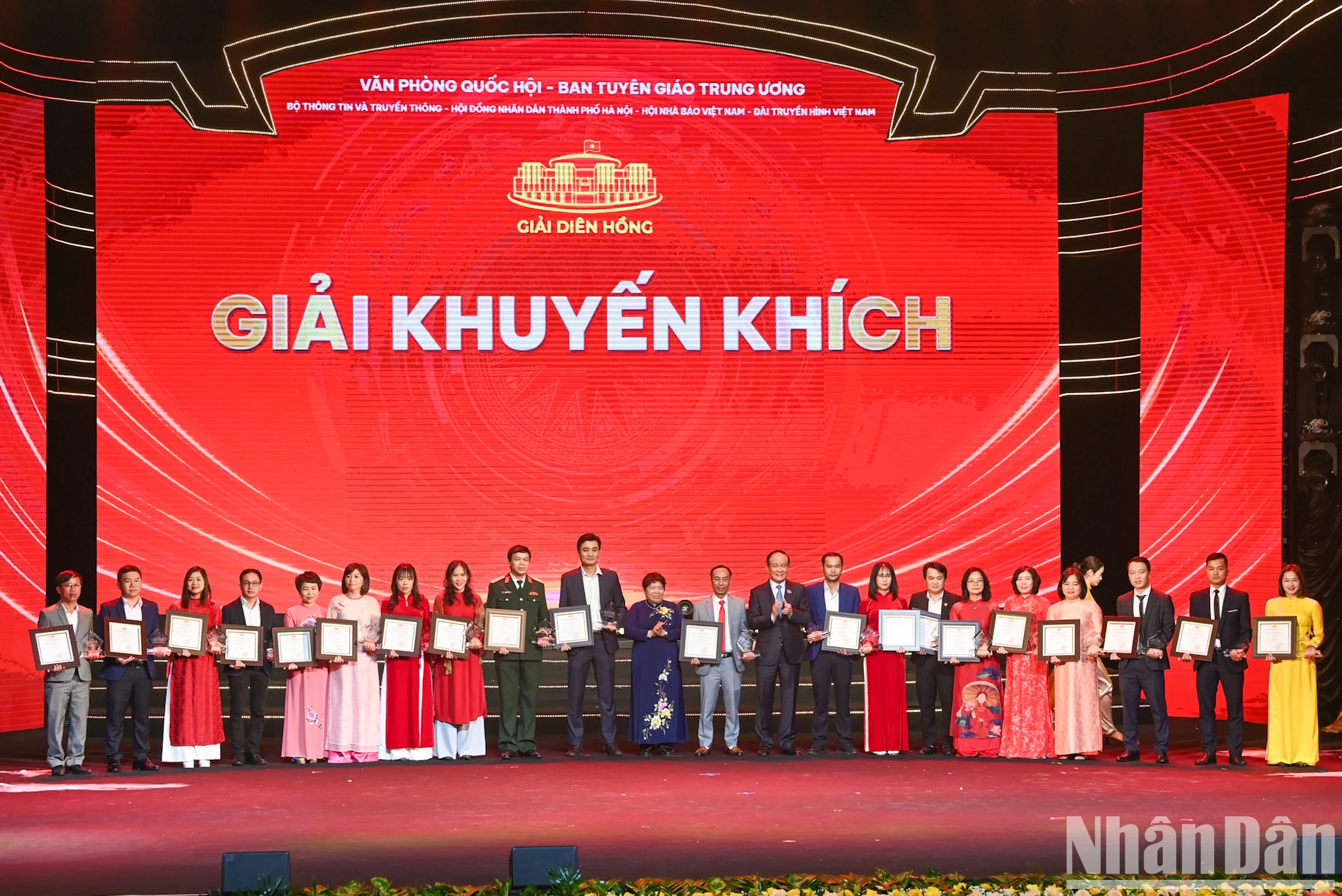 [Foto] El presidente de la Asamblea Nacional, Tran Thanh Man, asiste a la tercera ceremonia de entrega de premios Dien Hong. Foto 5