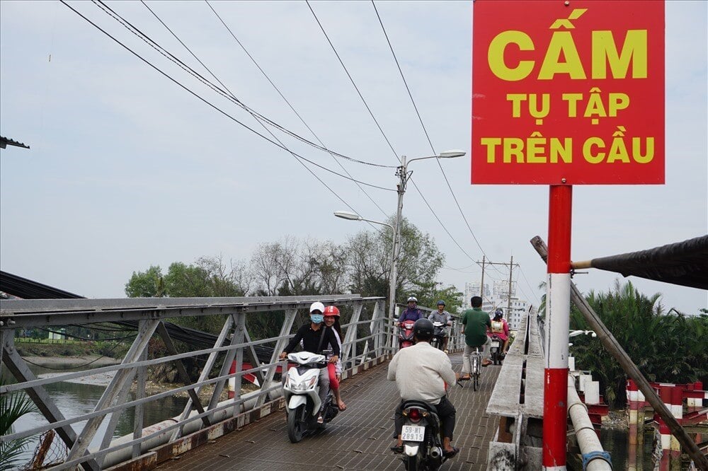 Rach Dia Bridge is currently in a state of disrepair and authorities have had to put up signs prohibiting gatherings. Photo: Minh Quan