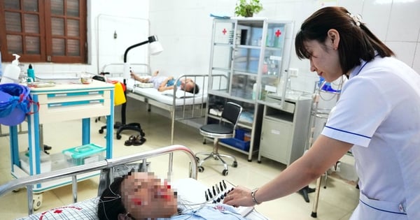 Người phụ nữ 47 tuổi liệt nửa mặt sau một đêm ngủ điều hòa