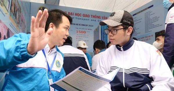 Viettel, 하노이 입학 및 진로 상담 축제에 신호 증폭기 2대 도입