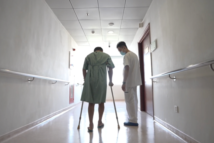 Всього через 1 день після операції пан Т. знову зміг ходити.