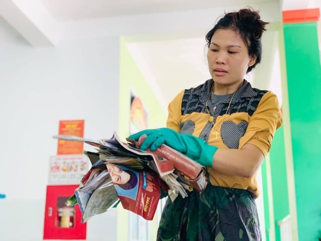 Ministerium für Bildung und Ausbildung fordert Überprüfung und Druck zusätzlicher Lehrbücher für Schüler nach Sturm und Überschwemmung Foto 1