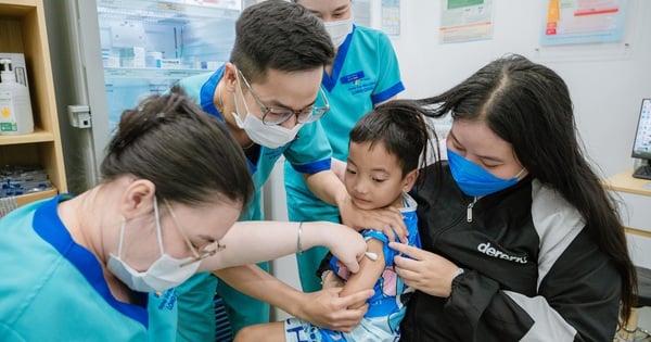 « On m'a dit d'acheter des médicaments à Long Chau, alors j'ai amené mon enfant là-bas pour une vaccination gratuite contre la rougeole »