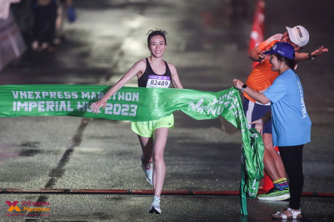 The moment Doan Thu Hang won the 21km distance. Photo: VM