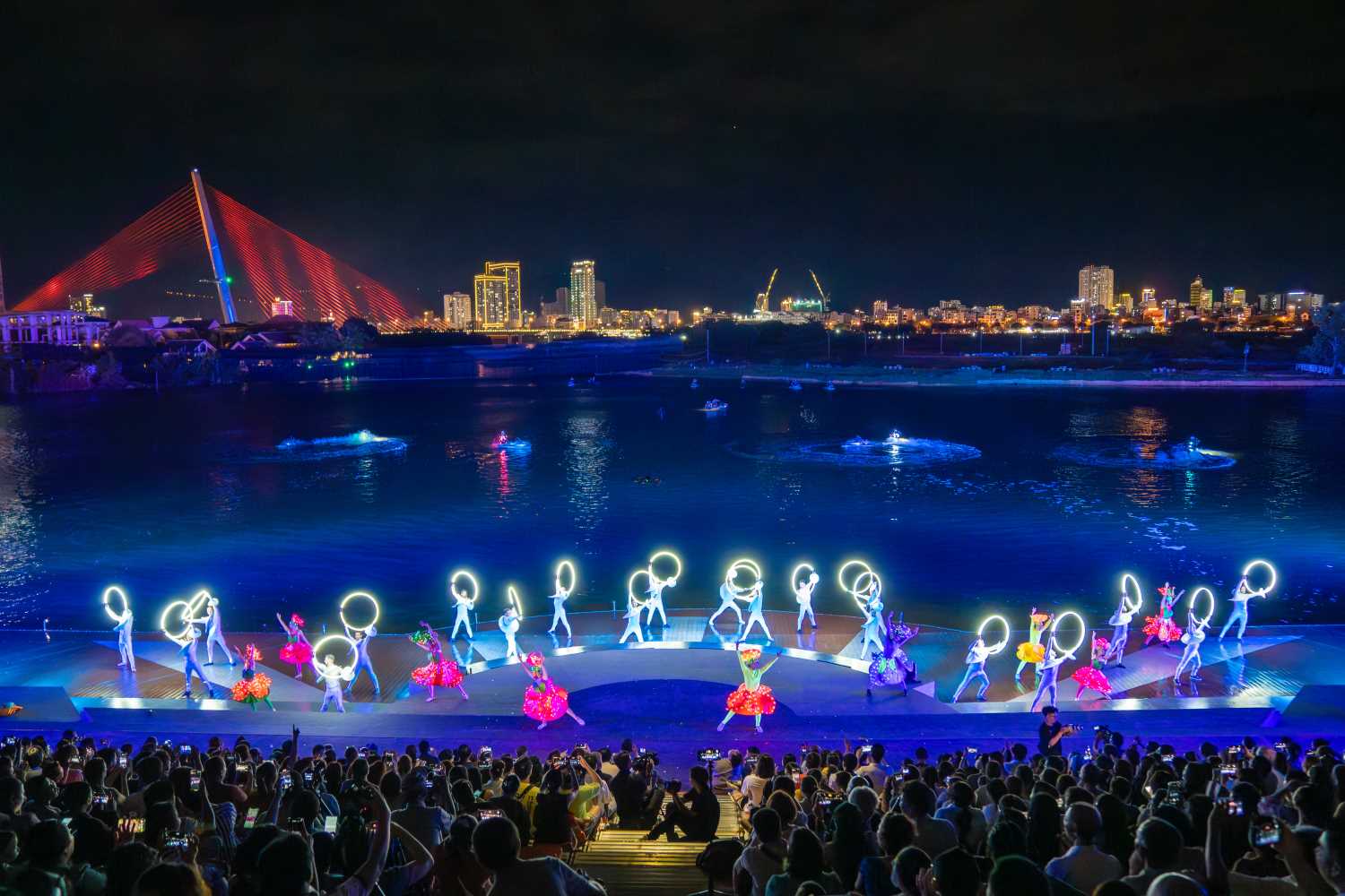 Symphony of River show – “a midsummer night’s dream” of various art forms and fireworks at Da Nang Downtown. Photo: Kim Lien