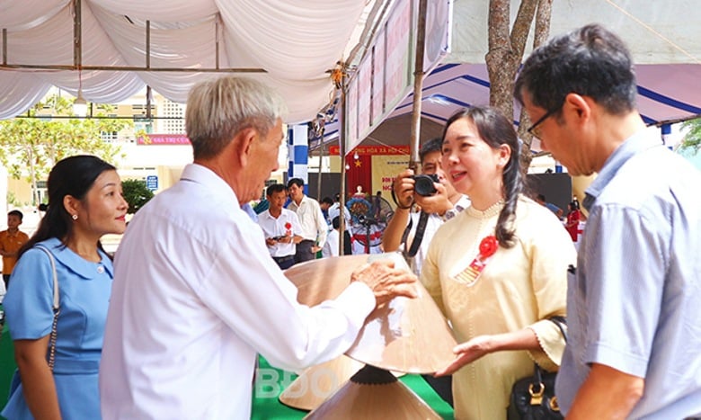 La province de Binh Dinh est un site du patrimoine national pour l'art de l'élevage et de la sculpture de chevaux, photo 1.