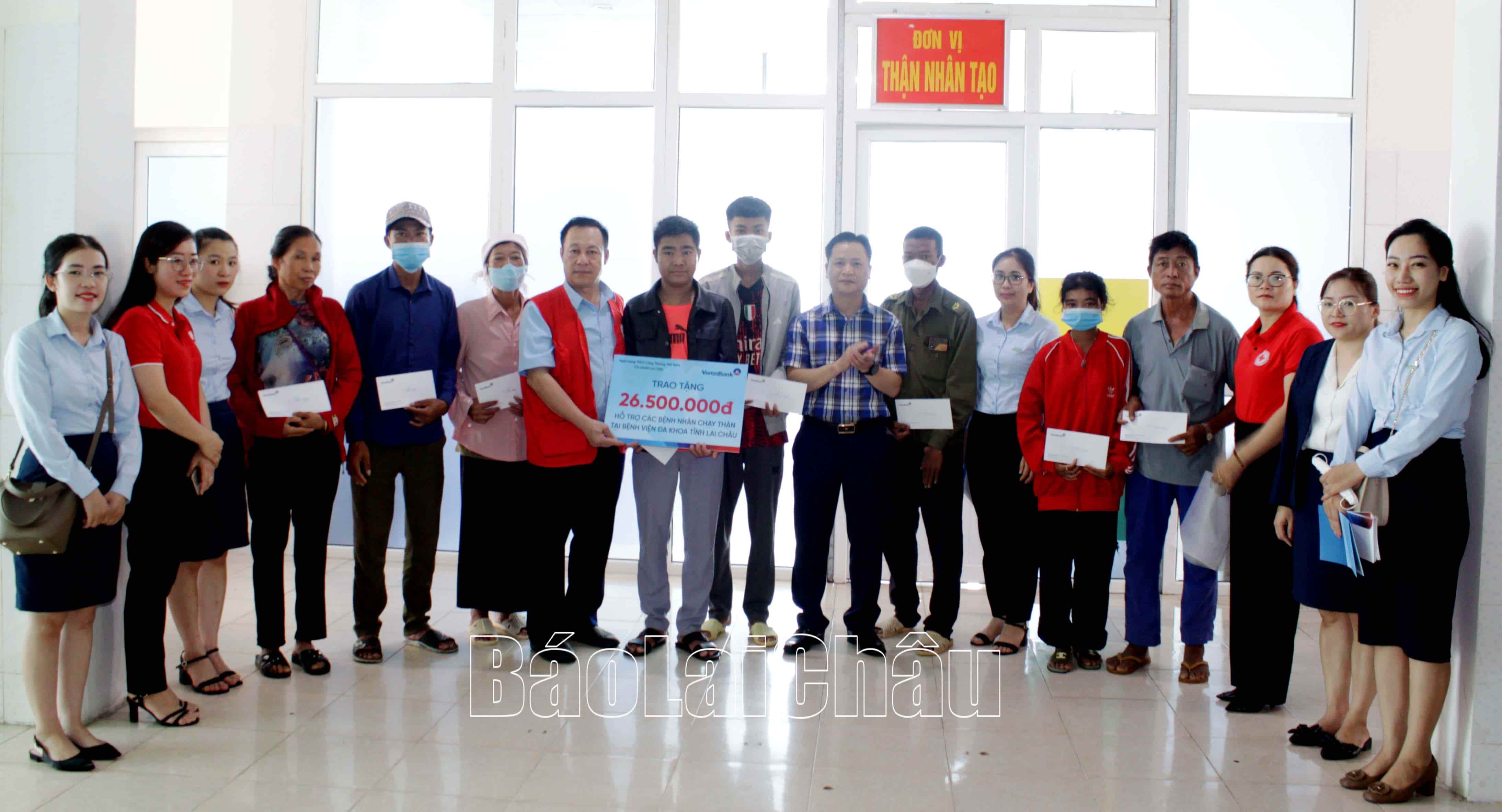 Lãnh đạo Vietinbank Chi nhánh tỉnh Lai Châu và Hội Chữ thập đỏ tỉnh tặng quà bệnh nhân chạy thận.