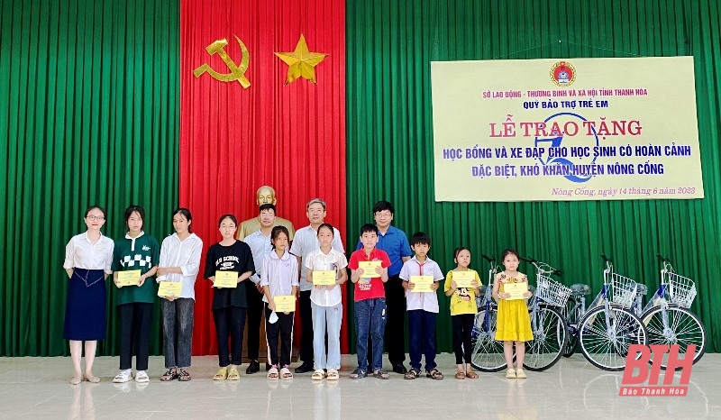 Vergabe von Stipendien und Fahrrädern an Kinder in besonders schwierigen Verhältnissen im Distrikt Nong Cong.