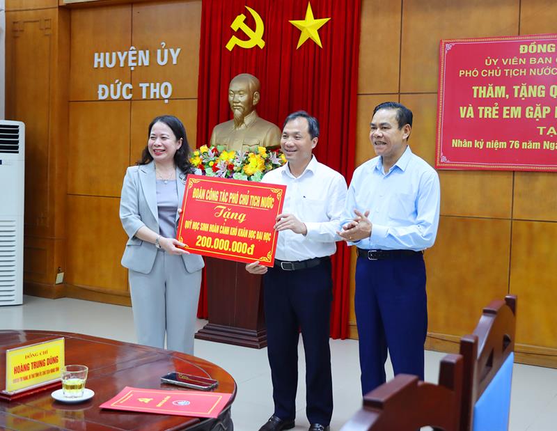 Vizepräsidentin von Vietnam Thi Anh Xuan Dang Huong und Geschenke an Familien in der Provinz Ha Tinh, Situation 4