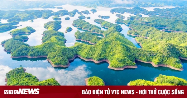 Quel lac est comparé à « la baie d’Ha Long dans les hauts plateaux du centre » ?