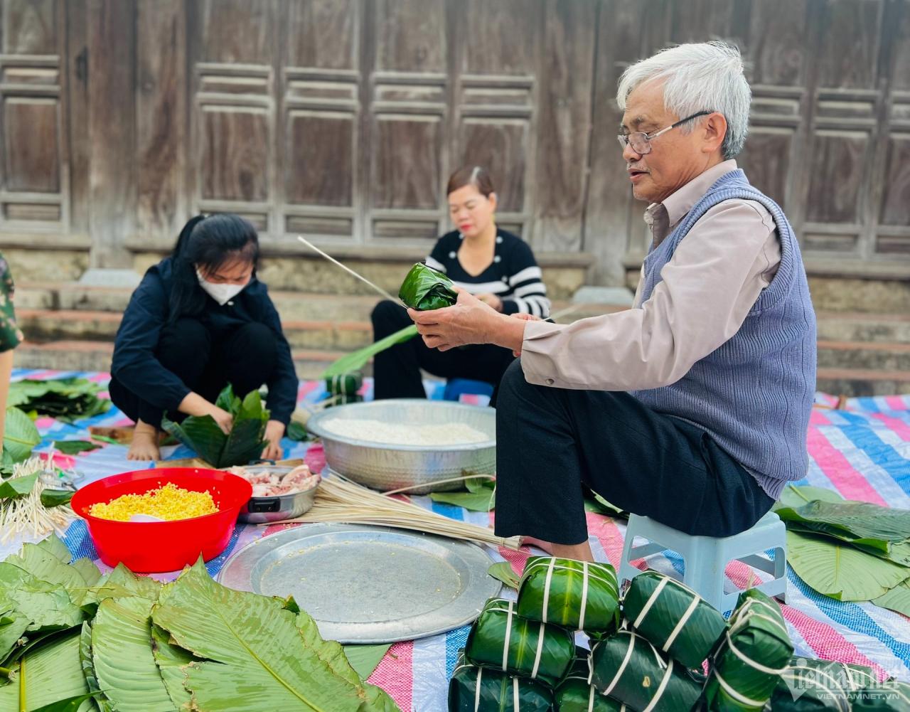 con dong nien phung xa goi banh chung cho nguoi dep 34 560.jpg