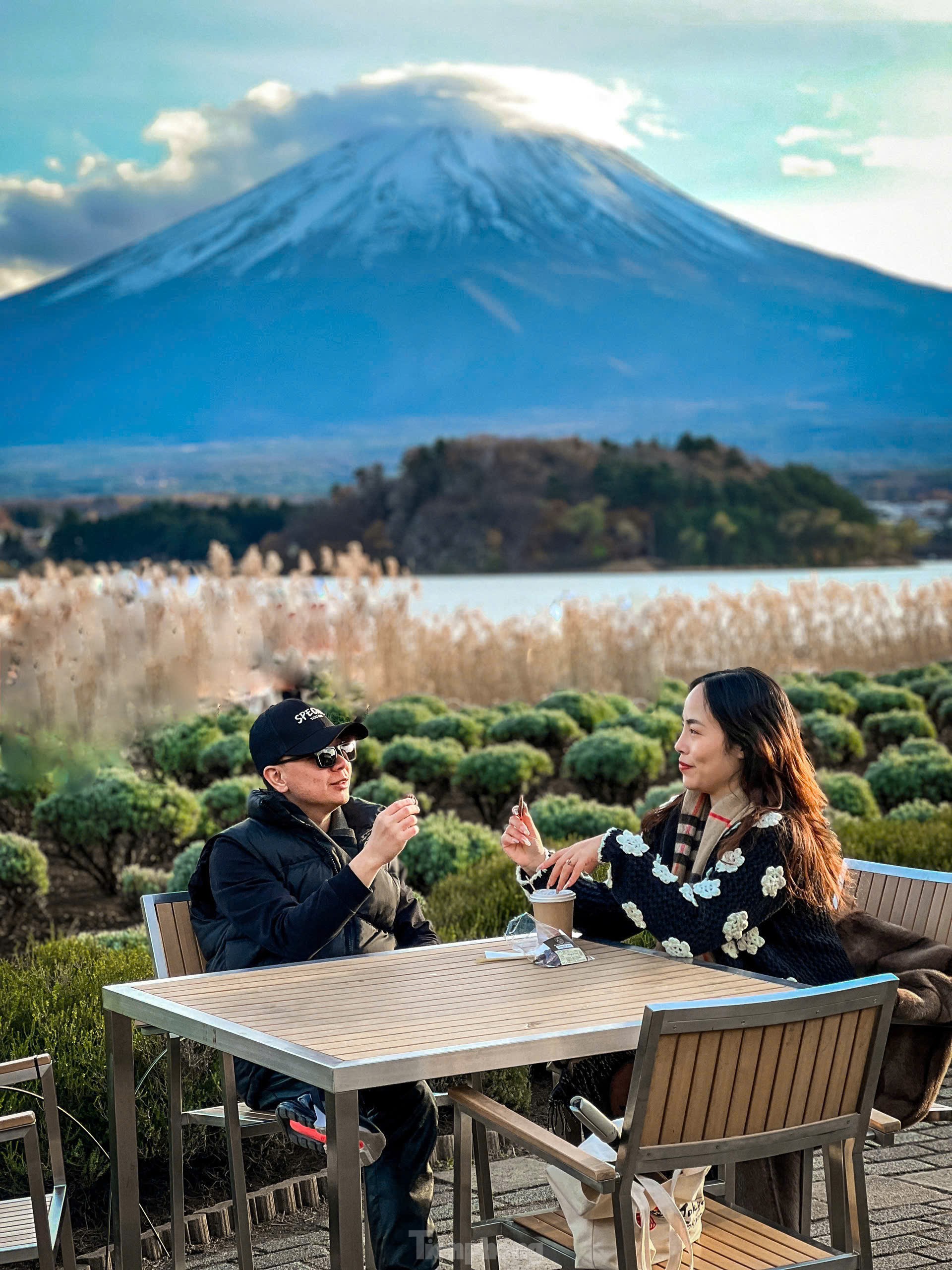 Admirez le paysage du lac des cygnes au pied du mont Fuji photo 9