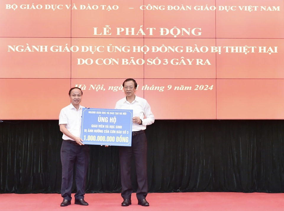 At the launching ceremony, leaders of the Ministry of Education and Training, units and individuals inside and outside the education sector donated a total of more than 6.6 billion VND; of which the Hanoi Education and Training sector alone donated 1 billion VND.