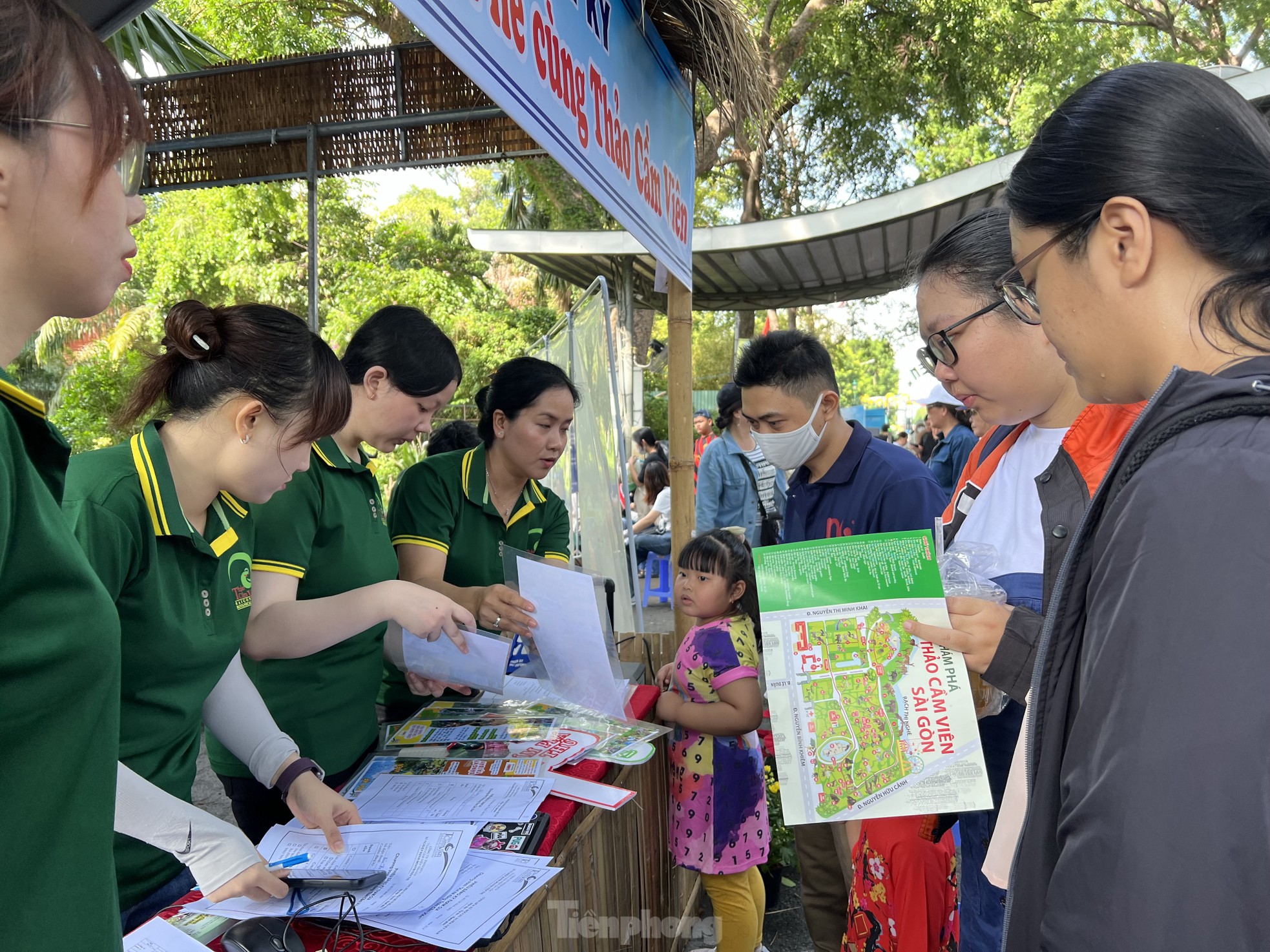 មកលេងសួនសត្វ អ្នកទេសចរភ្ញាក់ផ្អើលពេលឃើញសត្វត្រយ៉ង...កំពុងដុសធ្មេញ រូបថត ៣