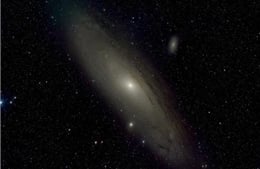 Découverte d'un amas de galaxies unique avec des flux de gaz chauds entrecroisés