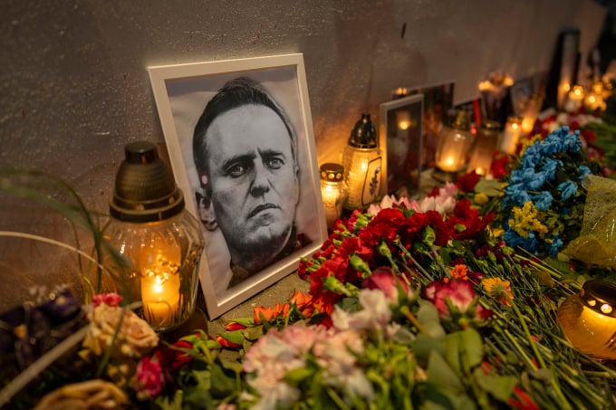 Des partisans déposent des fleurs et des bougies à la mémoire de Navalny à Varsovie, en Pologne, le 27 février. Photo : AFP