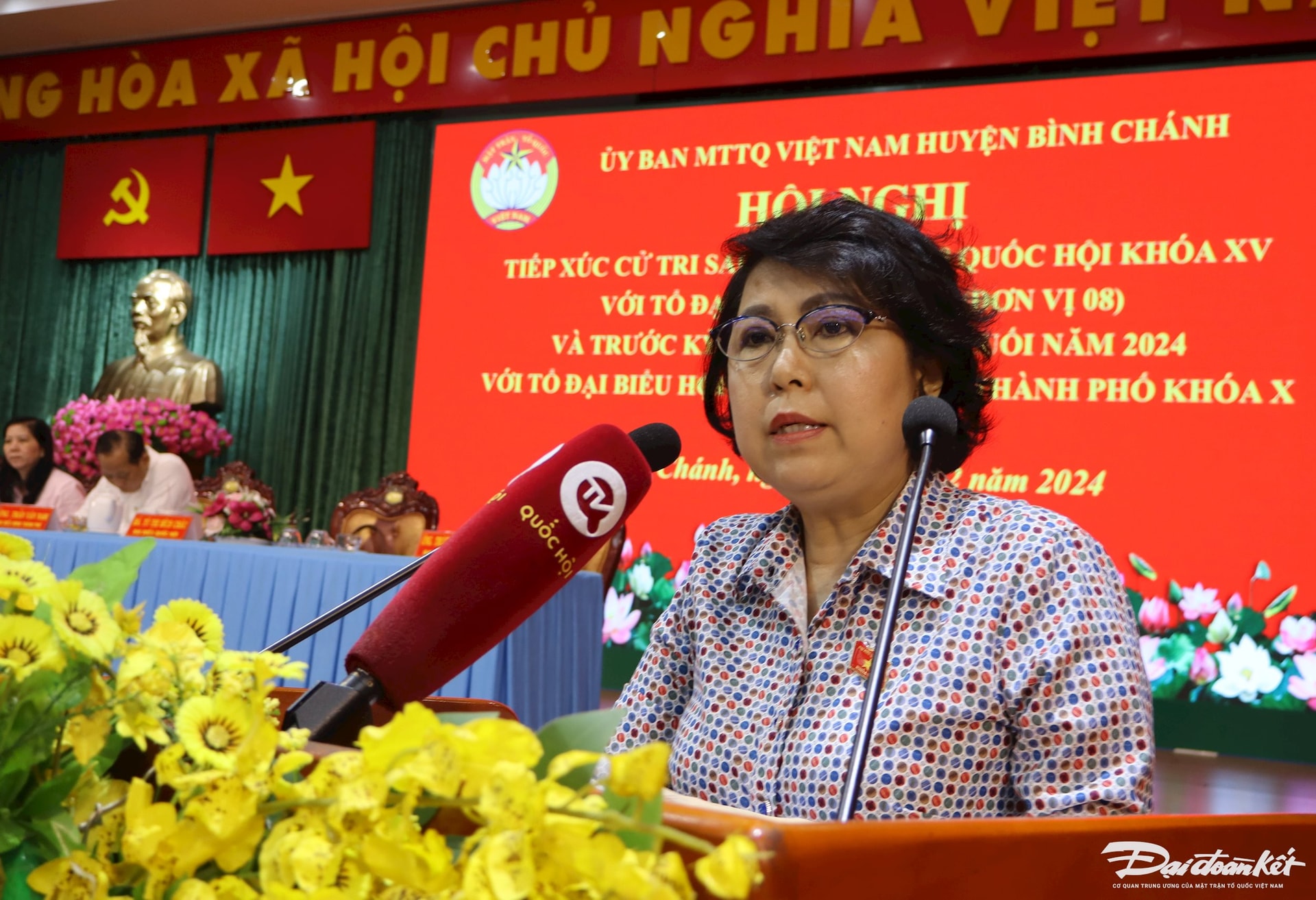 La déléguée Thi Bich Chau, vice-présidente du Comité central du Front de la patrie du Vietnam, s'est exprimée pour recueillir les opinions des électeurs du district de Binh Chanh, à Ho Chi Minh-Ville. (Photo : Hong Phuc).