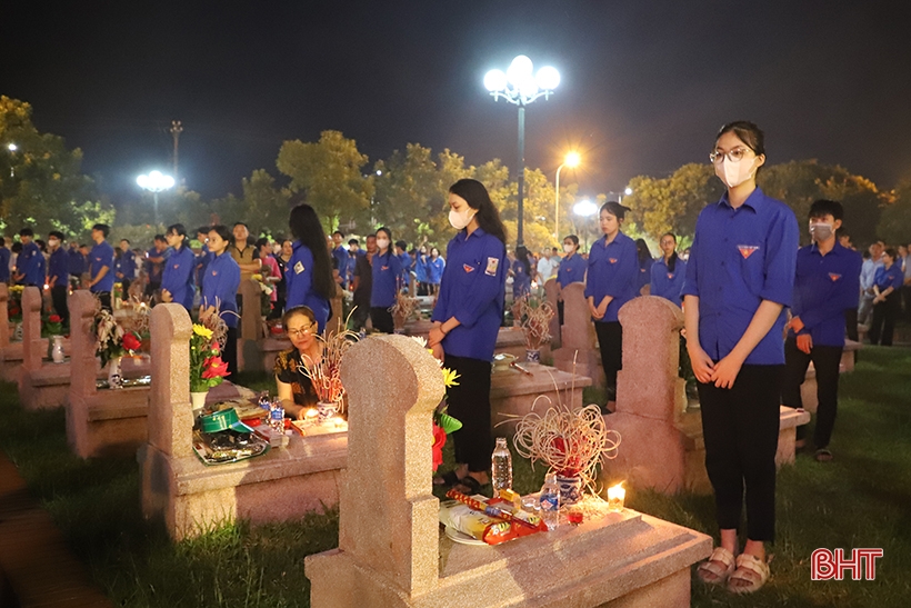 Les jeunes de Ha Tinh allument des bougies pour rendre hommage aux martyrs héroïques