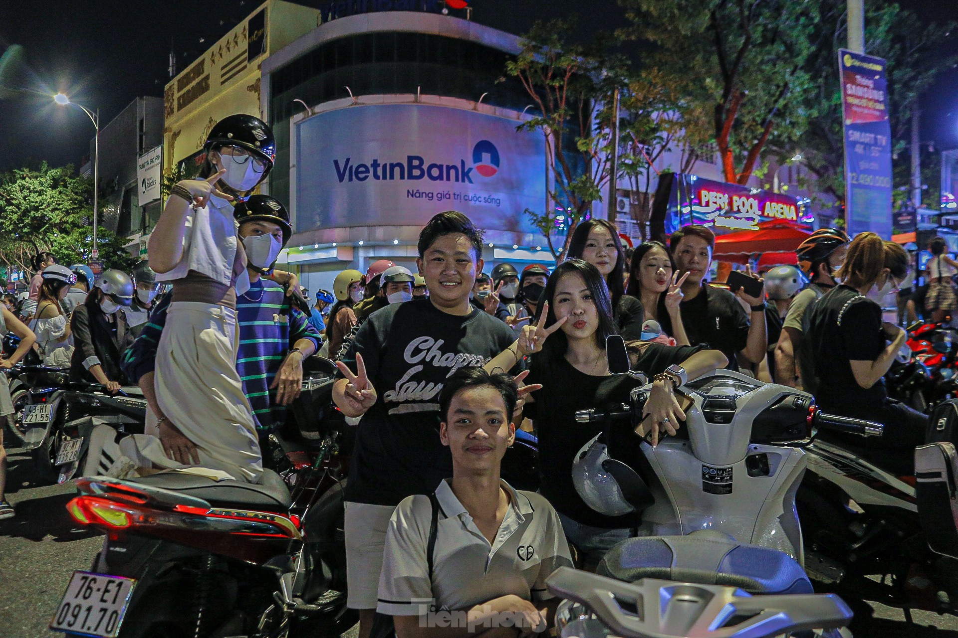 Las calles de Danang están abarrotadas en la noche del Festival del Medio Otoño foto 5