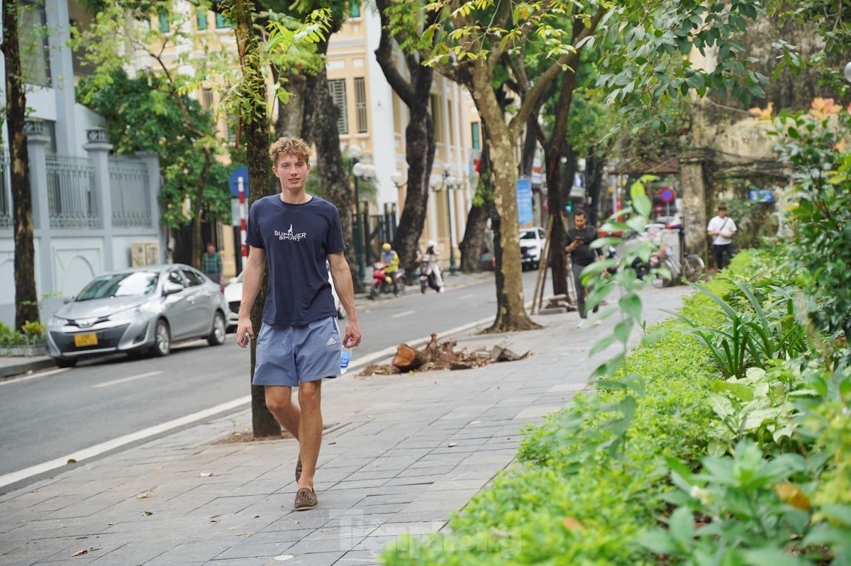 Tourists enjoy the first cold wind of the season in Hanoi photo 14