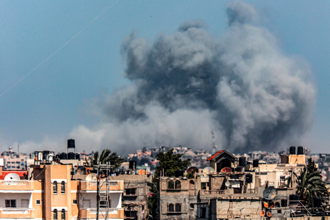 3月20日、イスラエルがガザ南部ラファを爆撃した後、煙が上がった。写真：AFP
