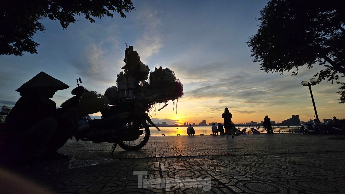 Viele Menschen strömen zum Westsee, um im Frühherbst in Hanoi den wunderschönen Sonnenuntergang zu erleben. Foto 8