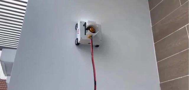 Sinh viên chế tạo robot leo tường được doanh nghiệp đặt hàng- Ảnh 2.