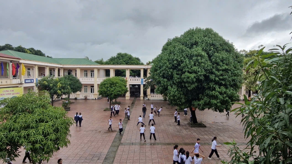 Muchas escuelas en Nghe An siempre hacen esfuerzos para propagar y recordar a los estudiantes que deben usar sus teléfonos para los fines correctos y decir no a los teléfonos durante las clases...