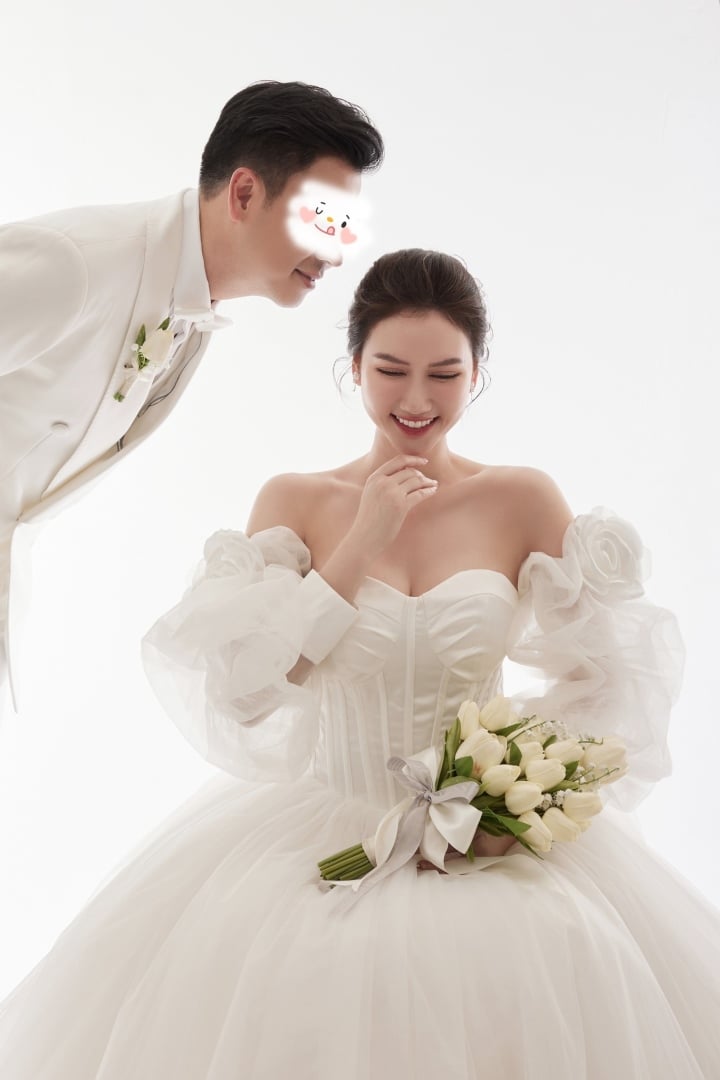 After breaking up with Dinh Tu, Huong Giang posted a wedding photo with her hidden groom - 1