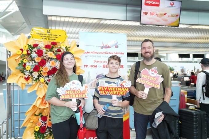 Passagiere machen Erinnerungsfotos vor Vietjets erstem Flug von Ho-Chi-Minh-Stadt nach Brisbane. Foto: NAME DES FOTOGRAFEN