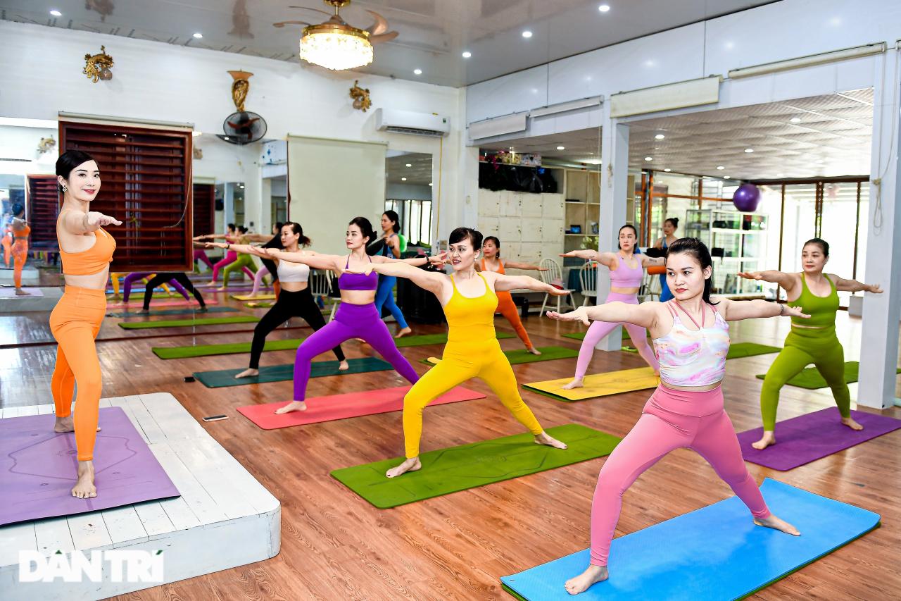 Bà mẹ 3 con Hà Nội và hành trình bất ngờ trở thành nữ hoàng yoga ở tuổi U40 - 3