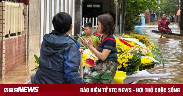 Scène déchirante d'un bateau à rames traversant une inondation pour enterrer des proches à Quang Binh