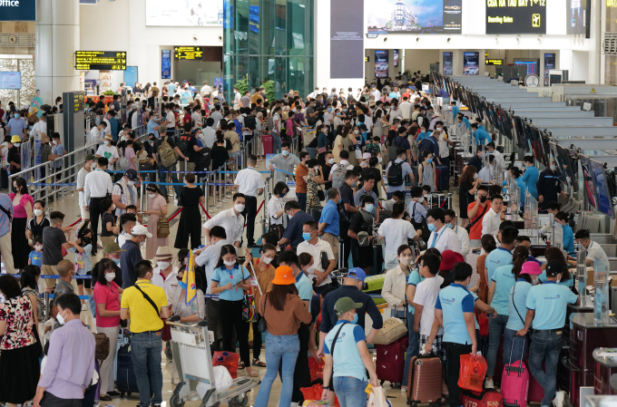 Los pasajeros se registran en el aeropuerto de Noi Bai. Foto: Ngoc Thanh