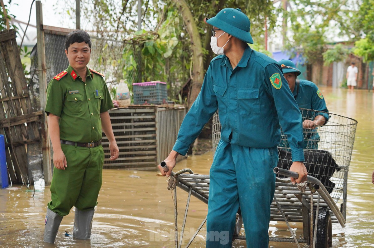 Dân ven sông Hồng hối hả chạy lũ ảnh 1