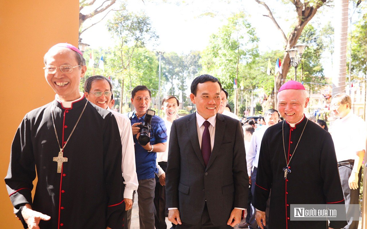 Focus - Deputy Prime Minister Tran Luu Quang visits and wishes Christmas in Dong Nai