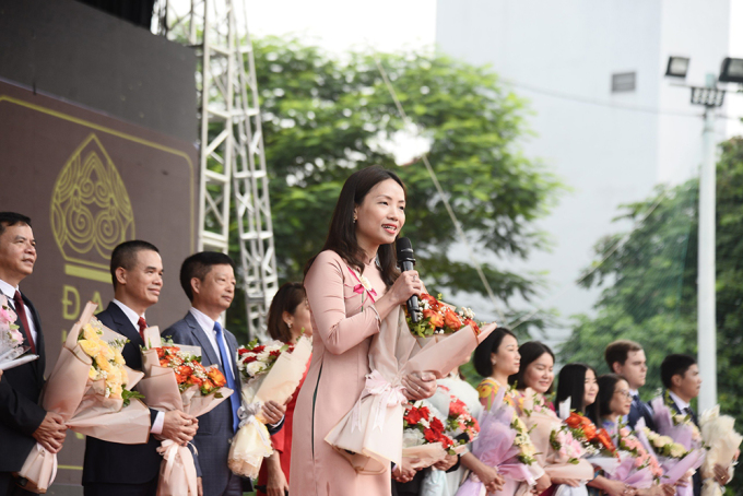 Le Dr Pham Bich Ngoc, chef du département d'italien, a accueilli les nouveaux étudiants lors de la cérémonie d'ouverture le 18 septembre. Photo : HANU