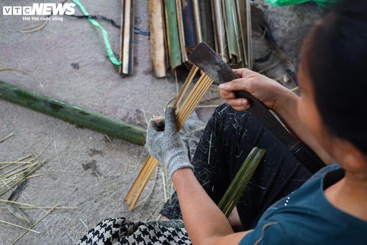 The 100-year-old incense village in Hanoi is bustling during Tet - 7