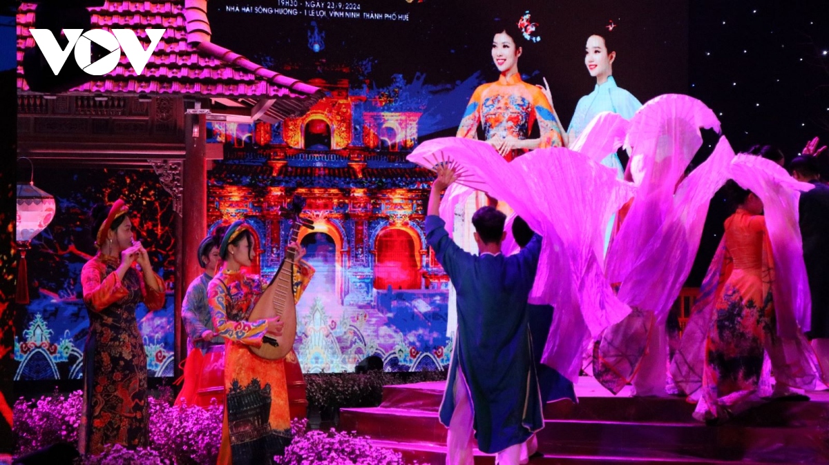 Dac sac dem hoi ao dai xu hue hinh anh 4