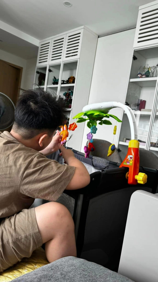 Thu Quynh's son prepares a crib and supplies for the baby about to be born. Photo: Facebook character