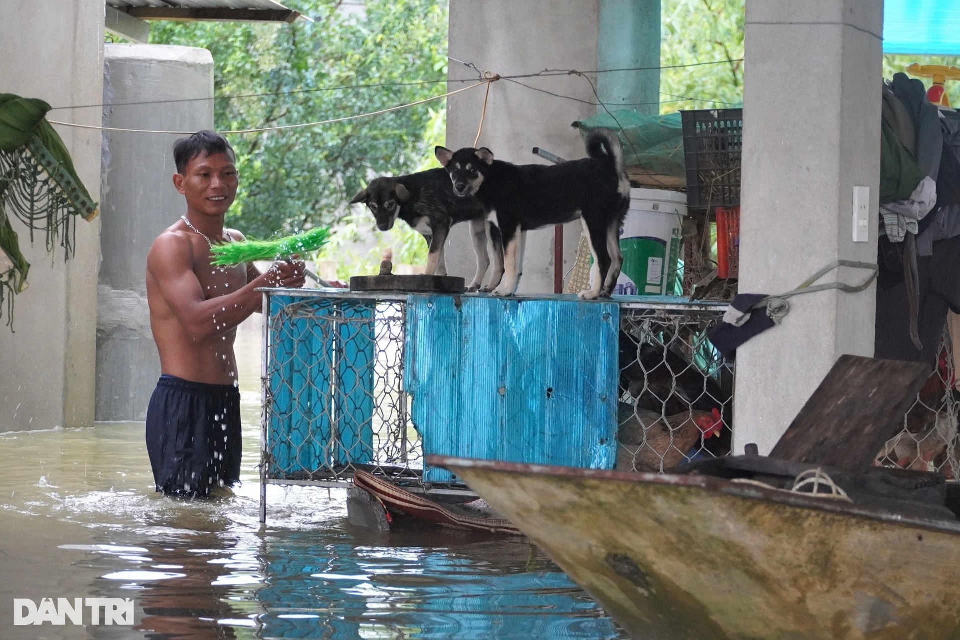 Xóm vạn chài thoát cảnh kéo nhau lên bờ tránh lũ sông Lam - 9