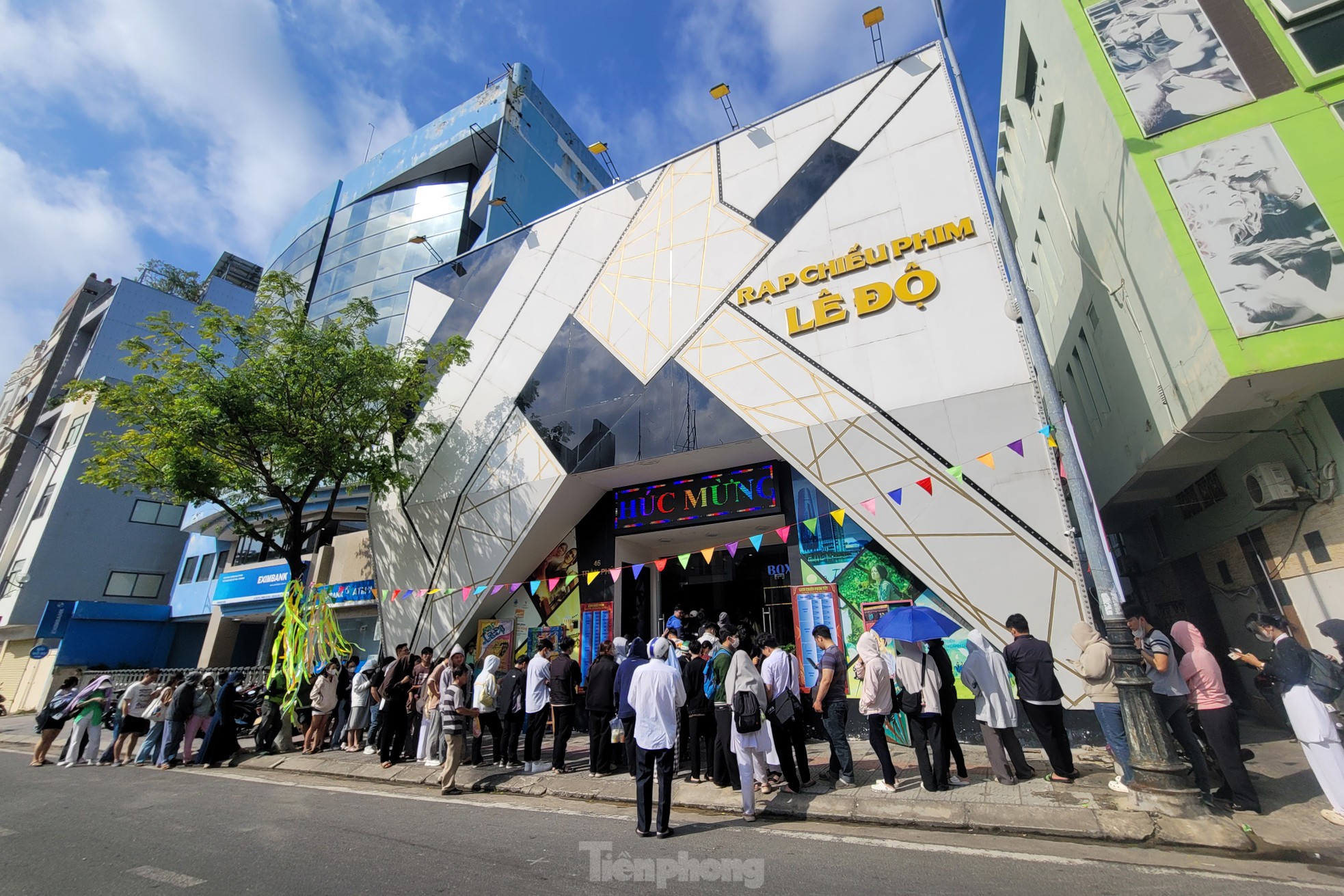 Young people lined up in the sun to buy tickets to see 'Peach, Pho and Piano' photo 5