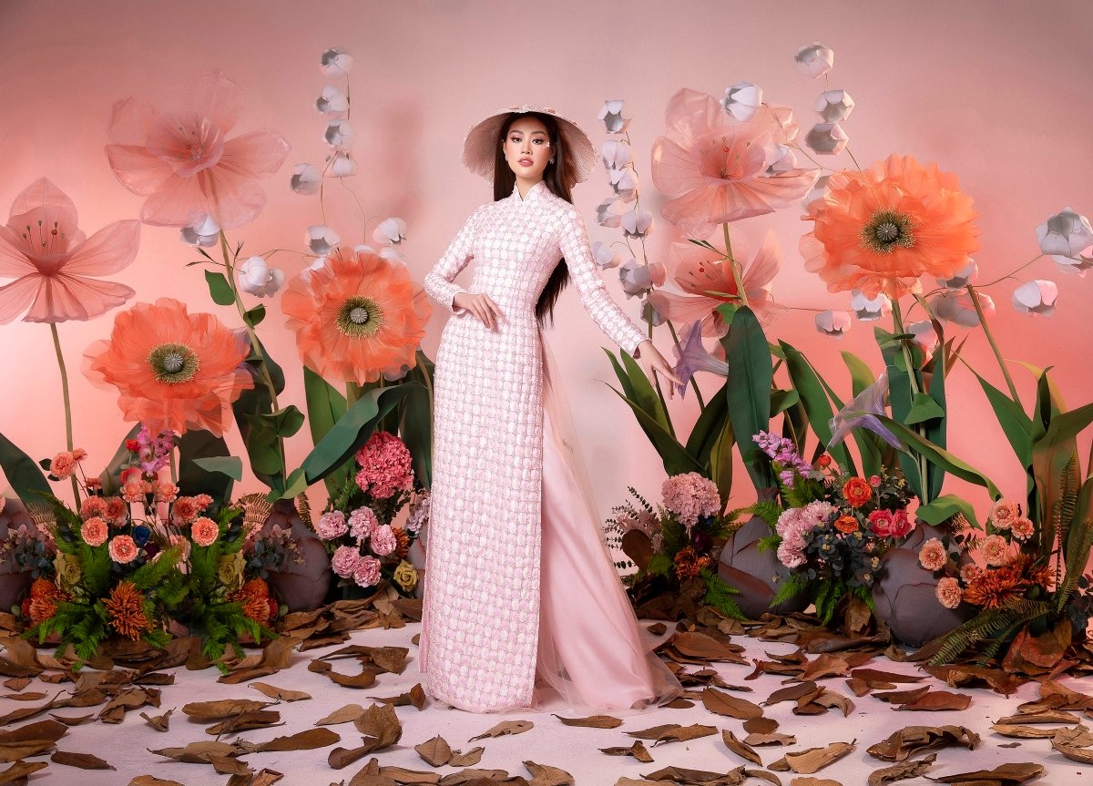 Khanh Van porte un ao dai inspiré des fleurs