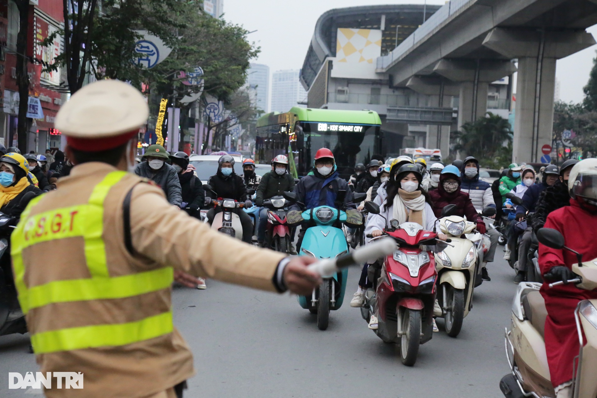 Giao thông Hà Nội ùn tắc ngày giáp Tết, CSGT căng mình phân luồng - 10