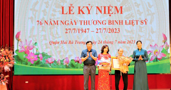 Hai Ba Trung District presented 441 gifts to families of outstanding meritorious people.