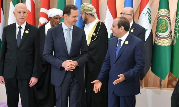 Le président syrien Bachar al-Assad (au centre) s'entretient avec son homologue égyptien Abdel Fatah al-Sissi avant le sommet de la Ligue arabe à Djeddah, en Arabie saoudite, le 19 mai. Photo : Reuters