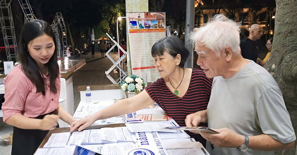 Présentation du circuit d'automne de Hanoi aux touristes lors du Festival d'automne de Hanoi 2024. Photo : Hoai Nam