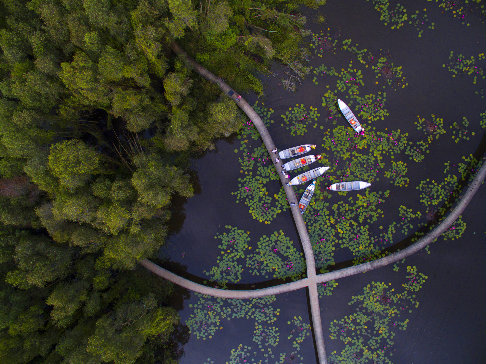 Besuchen Sie das schwimmende Dorf Tan Lap während der Hochwassersaison