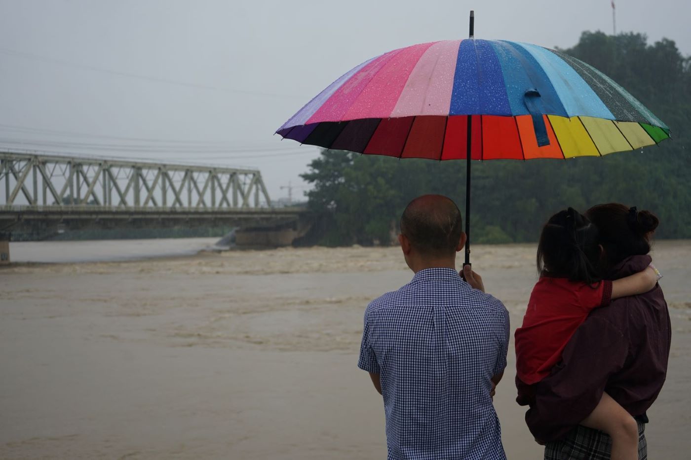 Due to floods from upstream, the water level on the Ma River rose. Photo: Quach Du