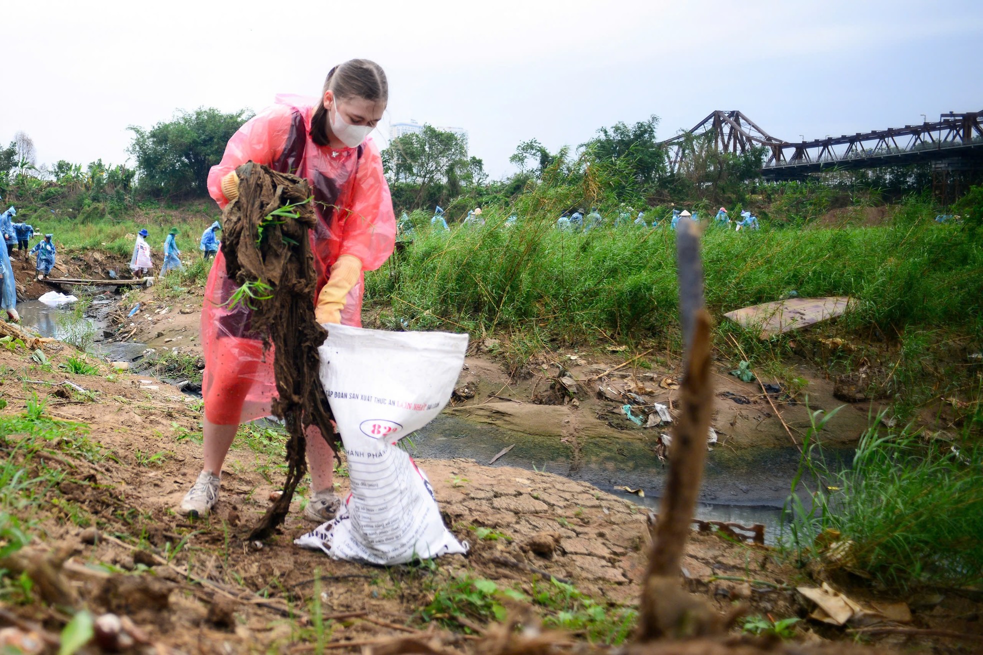 Cientos de personas desafiaron el viento y la lluvia para limpiar la basura a lo largo del Río Rojo, foto 13