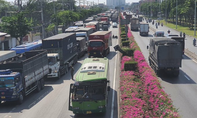 Dòng ôtô ùn tắc kéo dài trên quốc lộ 1 sau tai nạn. Ảnh: Đình Văn